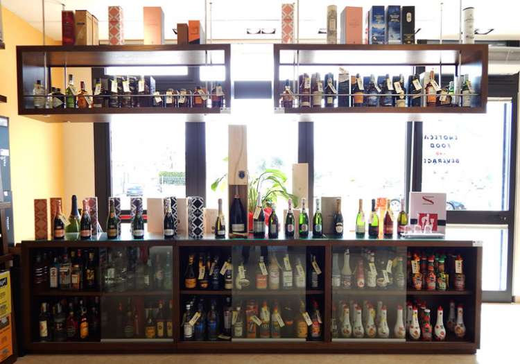 Amari, digestivi, aperitivi, liquori ed estratti di frutta per preparare degli ottimi cocktails.