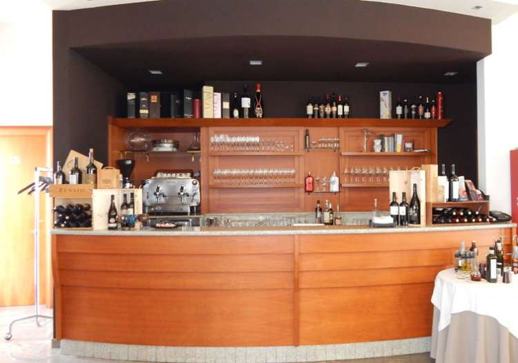 Angolo Bar e Caffetteria dove gustare un buon brandy o un cremoso caffè.