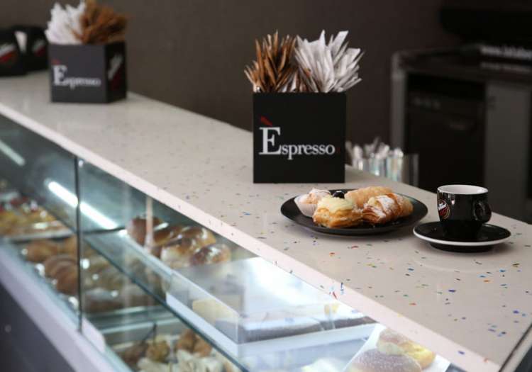 La colazione più buona, la Pasticceria sublime ed anche degli ottimi Aperitivi.